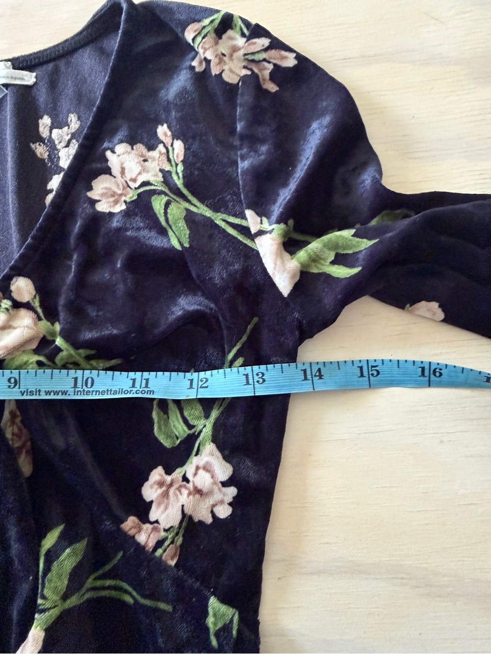 Urban Outfitters Velvet Tie-Front Top Bell Sleeve Floral Black Y2K Style S - Picture 5 of 8